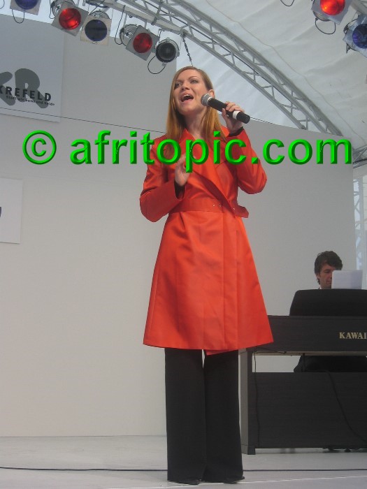 ../Images/Krefeld-Strssenmodenschau-2005 134.jpg